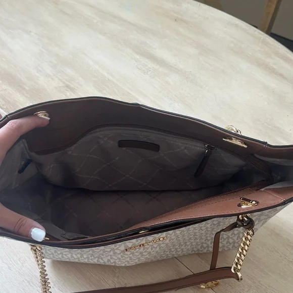 Michael Kors Cream Shoulder Bag with Gold Accents - Picture 2 of 4